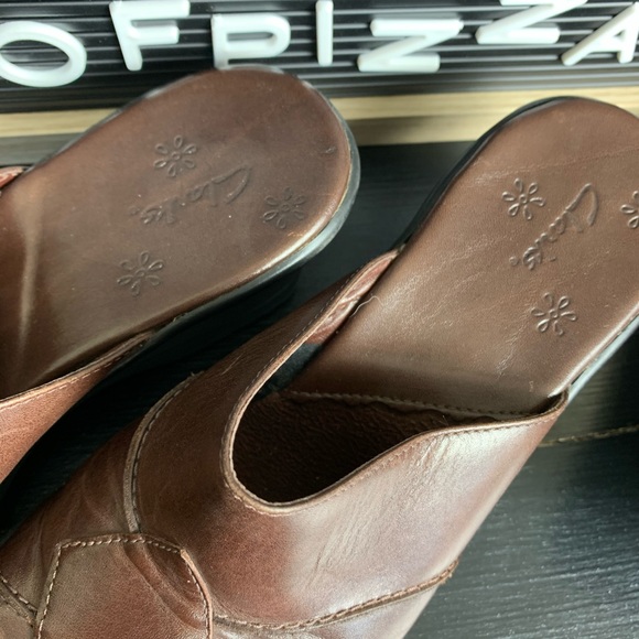 Brown Slip On Size 6 Clarks Shoe - Picture 3 of 5